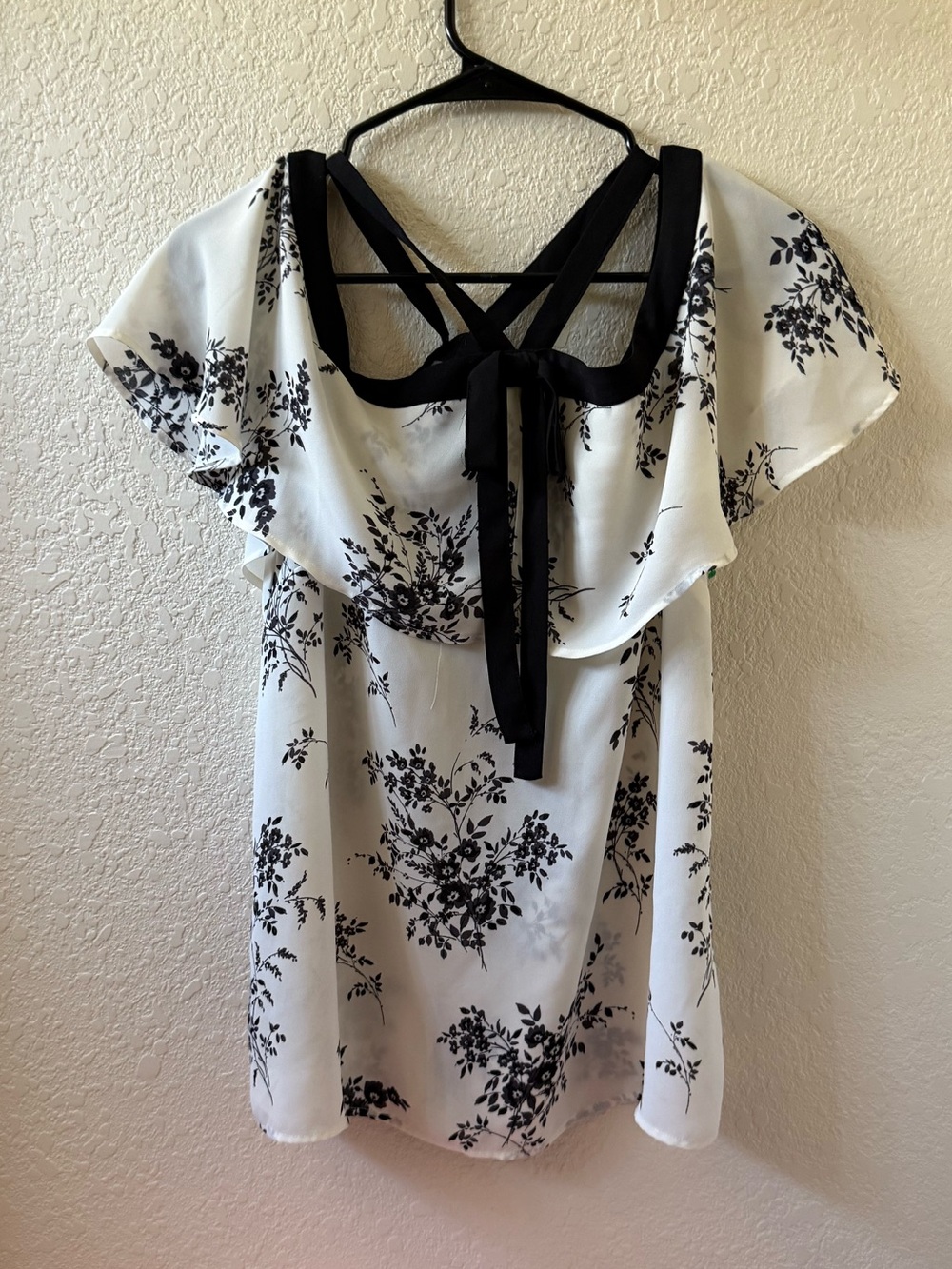 Vince Camuto Floral Blouse Size Small Black & White Tie Neck Short Sleeve Top